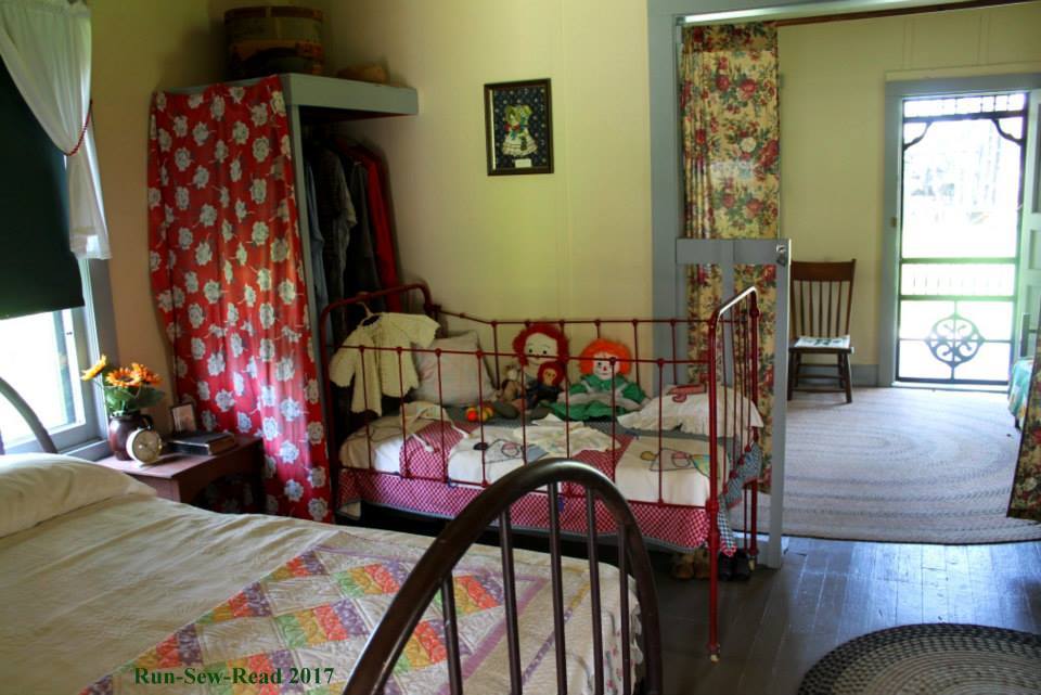 1920s bed & Living room 2